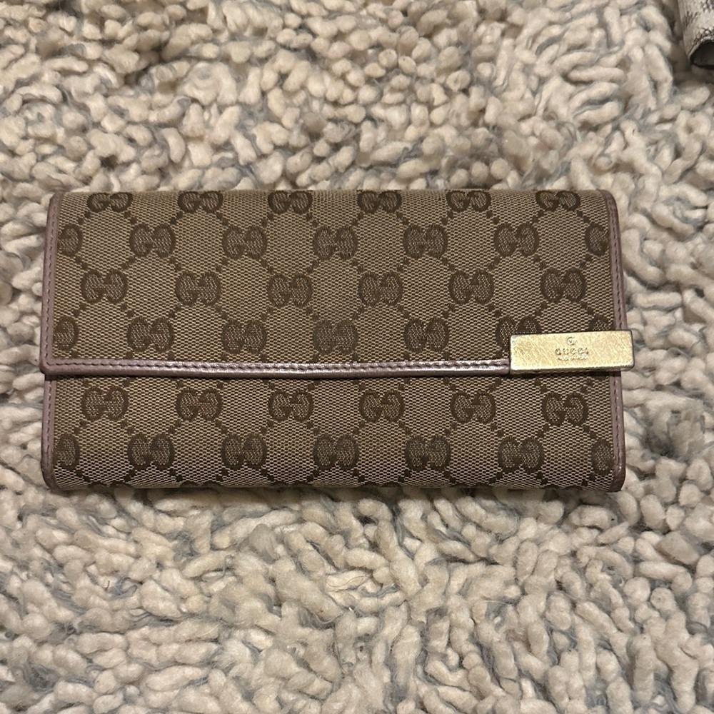 GUCCI GG lavender leather/ Brown Monogram Wallet snap is quiet needs adjustment